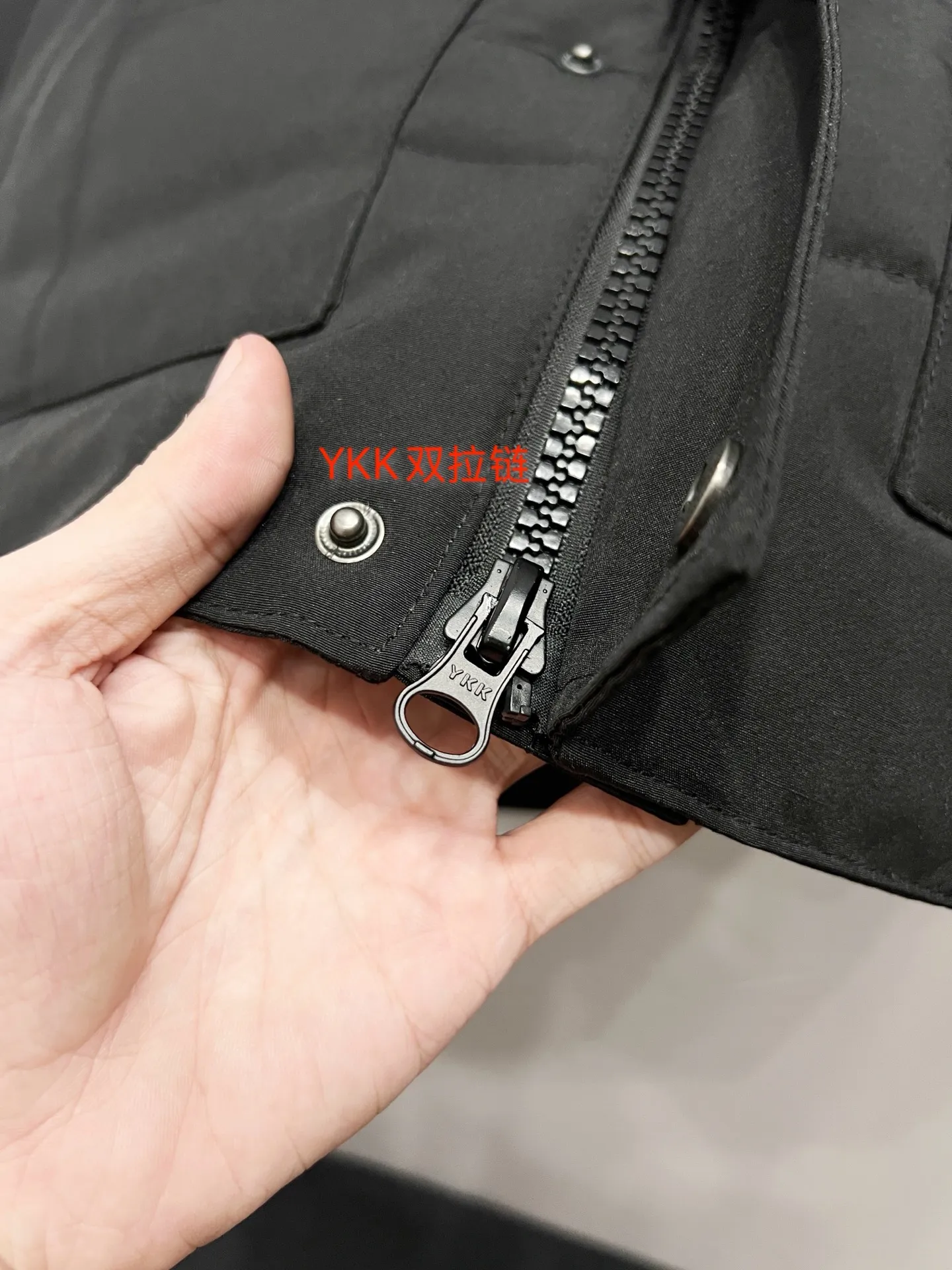 P330 model number: YC25 Canada goose/Canada Goose 4154M Freestyle Crew down vest, using international 50 down, genuine original clothing, pay attention to the version, YKK double zipper, velvet on the back collar, more warm, zippered hidden pocket on the inside, genuine mesh pockets on the inside. If you need to compare with the genuine product, check it out at any time. All accessories are made by the original factory. The fabric is molded and customized according to the original version. It can be restored by kneading it at will (fabric interpretation: the harder the fabric, the better the waterproof performance. Only those who buy the latest authentic version this year will notice the softness and comfort of the fabric. Soft fabrics are waterproof and have memory rebound function, which is the authentic fabric). The down is synchronized with genuine white duck down, fluffy and not clumps. The original version of Big Goose is white duck down. It is not the goose down boasted by the world's random copywriting. It can be verified through any official channel. Customized authentic YKK double zipper military-grade copper core zipper puller. High hardness and no jamming. The original smoothness is restored. The workmanship and wiring are all controlled by workers with more than ten years of service. They must be horizontal and vertical. No crookedness. The inner wiring density is more sophisticated. Feel free to compare. Big goose label. Collar label. Washed label. Hangtag. Zipper rope. Pocket label. Collar velvet. Buttons. All details are updated simultaneously with the original version. The best version. A fighter in a world-famous vest. Compare to the entire network. Color: Black White Navy Blue Gray Gray Gray Label Size: S-XXL